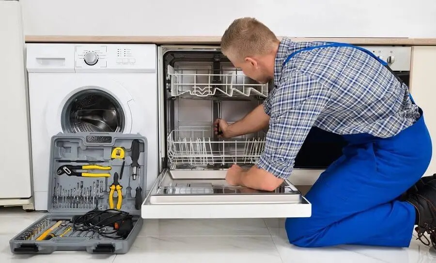 Menderes Termodinamik servisi teknisyen ekibi beyaz eşya tamiri yaparken